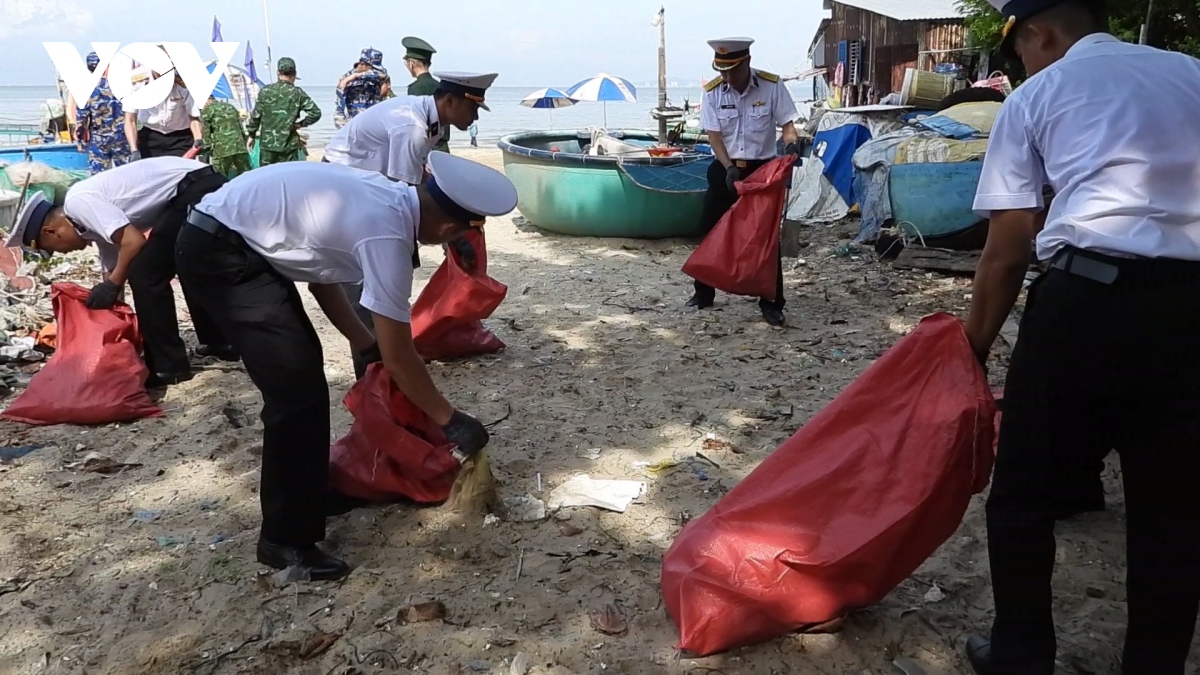 Chiến dịch tình nguyện “Hành quân xanh” cùng chung tay gỡ thẻ vàng thủy sản